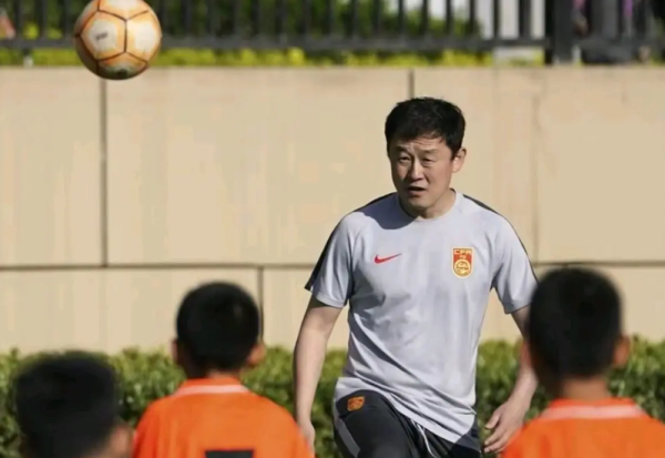 启泰网 嗨球18万赔偿金少年现状，只能踢校园足球，前教练：没有俱乐部要