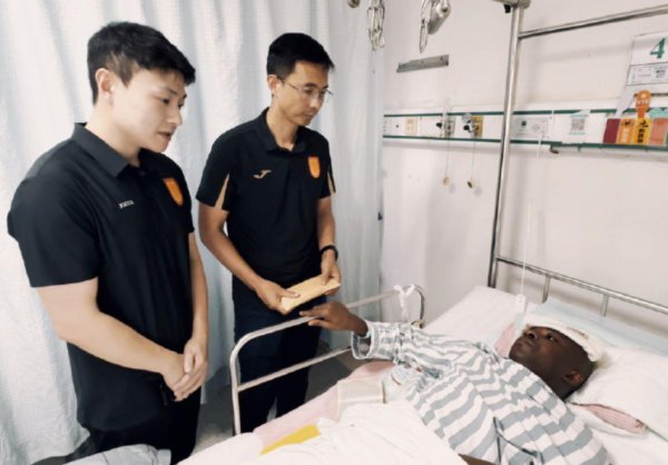 掌牛宝 阿萨莫阿入院第4天，铜梁龙总经理前往医院探望，张志雄已获谅解